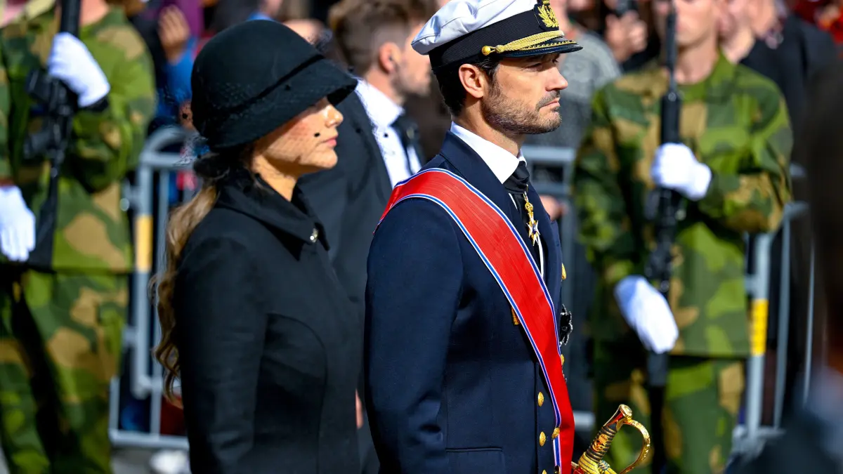 Prinzessin Sofia von Schweden und Prinz Carl Philip gehen hinter dem Sarg her, in dem König Harald V. vom Palast zur Kathedrale von Oslo überführt wird.