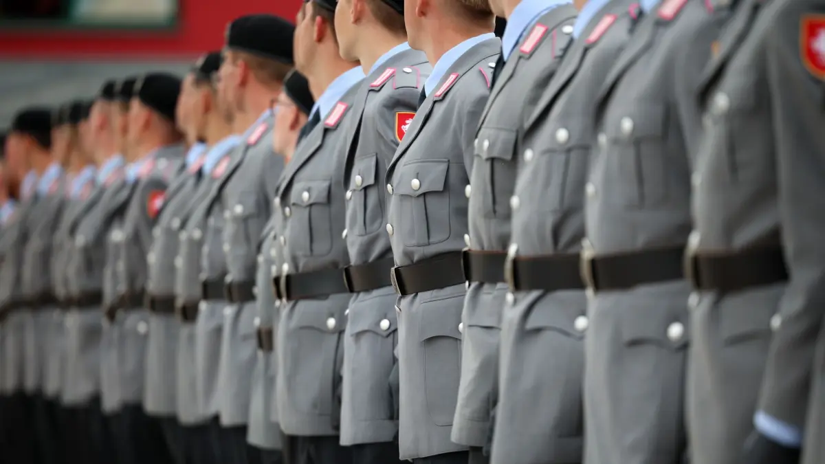 Feierliches Gelöbnis der Bundeswehr in Halle: ARCHIV - 13.06.2026, Nordrhein-Westfalen, Medebach: Rekruten nehmen an einem Feierlichen Gelöbnis der Bundeswehr teil. (Symbolbild) (zu dpa: «Bundeswehrsoldaten legen Gelöbnis auf Marktplatz Halle ab») Foto: Christoph Reichwein/dpa +++ dpa-Bildfunk +++