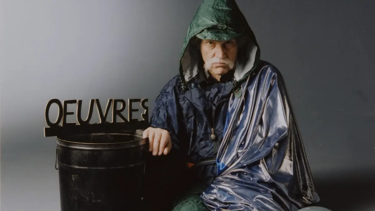 Der Stuttgarter Zeichner und Grafiker Wolfgang Gäfgen 1995 in einem selbstironischen Fotoporträt
