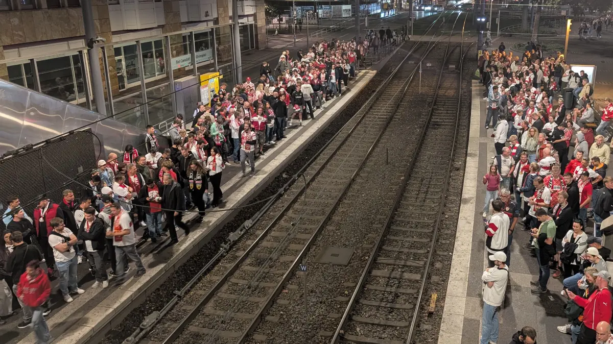 Auch nach dem Spiel drängten sich die Fans des VfB Stuttgart um einen Platz in der Straßenbahn.