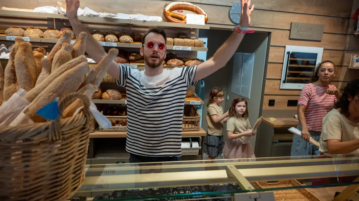 Roßwälden, Bäckerei Rau: Das Bäckerhaus feiert mit DJ Baguette, ein Jahr nach dem Hochwasser