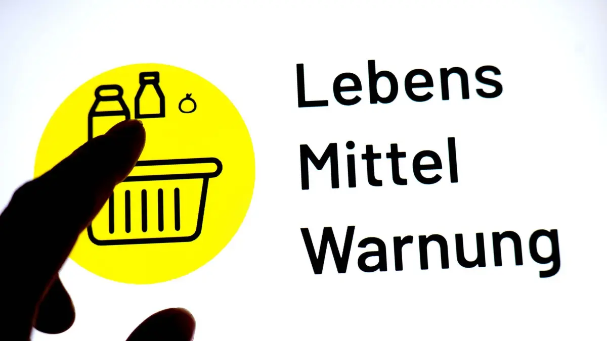 Lebensmittelwarnung: ILLUSTRATION - 17.03.2026, Bremen: Eine Person hält einen Finger vor einen Monitor, auf dem das Logo der App «Lebensmittelwarnung» zu sehen ist. (zu dpa: «Rückruf für Bratwürste aus Lidl-Sortiment») Foto: Sina Schuldt/dpa +++ dpa-Bildfunk +++