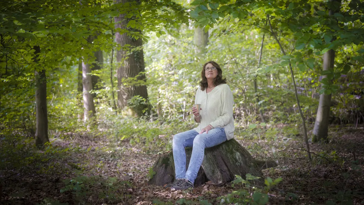 Waldbaden: Korntal Münchingen - Johanna Clasings Arbeitsplatz ist der Wald: Dort bietet die Korntal-Münchingerin Seminare und sonstige Veranstaltungen rund ums Waldbaden und Resilienz an, vor allem auch für Menschen mit Demenz und ihre Angehörigen.