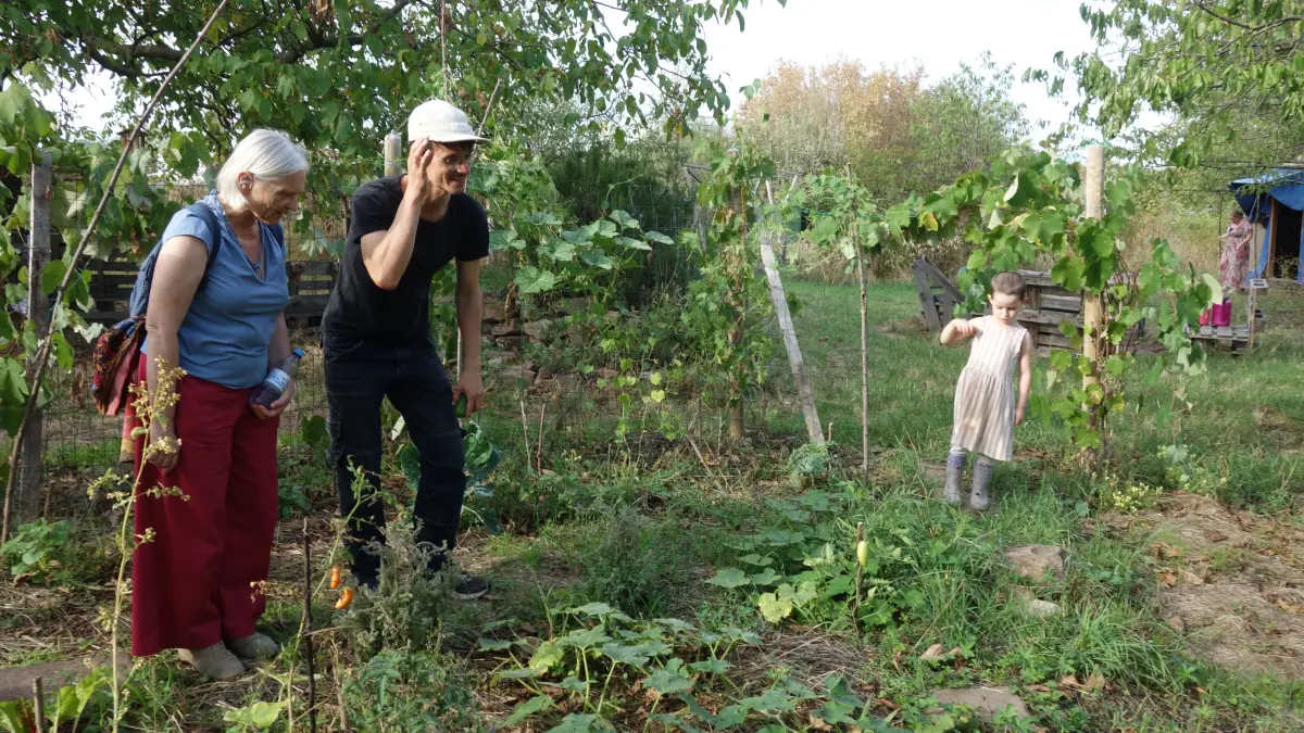 Marina, Jonathan und die kleine Leyla in ihrem Heidelberger Wandelgarten