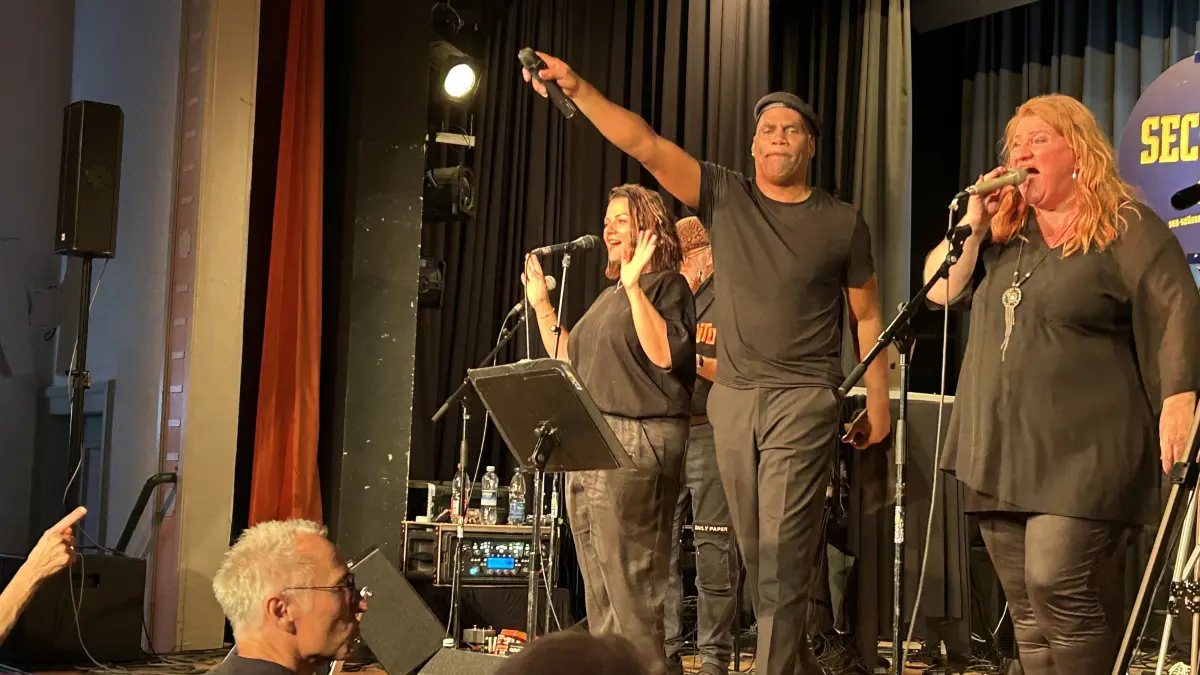 Volle Power: Das Gesangstrio von Second Sun mit Karolina Batarilo, Ronnie Coker und Rebecca Hart (von links) hält das Publikum im Leonberger Jazzclub auf Trab.
