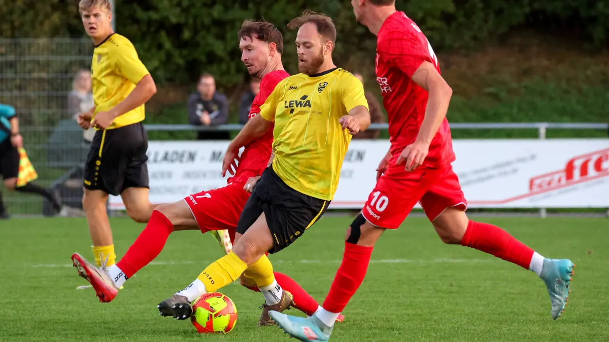 Fußball SV Leonberg/Eltingen vs. FV Löchgau: BAU // 11.09.2026, Deutschland, Leonberg, Fußball Landesliga Staffel 1,
SV Leonberg/Eltingen vs. FV Löchgau, v.l. Mario Andric (FVL), Djellon Dragusha (Leonberg), Peter Wiens (FVL)