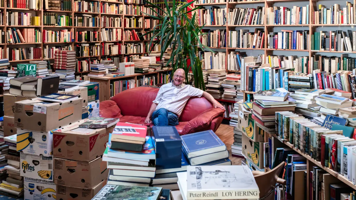 Norbert Schuler in seinem Antiquariat. Vor mehr als 20 Jahren kaufte er Winfried Bader den Tübinger Bücherladen ab: „Ich wollte nichts anderes mehr machen, das war mein Leben.“