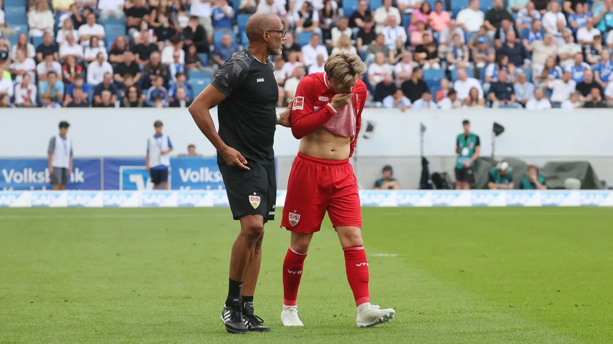 Fußball TSG 1899 Hoffenheim vs. VfB Stuttgart : BAU // Sinsheim , Fußball Bundesliga TSG 1899 Hoffenheim vs. VfB Stuttgart , Verletzung Angelo Stiller ( VfB ) , links: Dr. Raymond Best