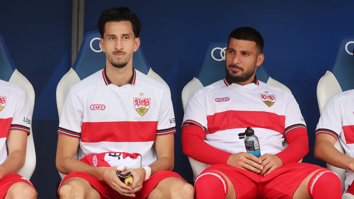 Fußball TSG 1899 Hoffenheim vs. VfB Stuttgart : BAU // Sinsheim , Fußball Bundesliga TSG 1899 Hoffenheim vs. VfB Stuttgart , von links: Atakan Karazor / Deniz Undav ( VfB ) auf der Bank