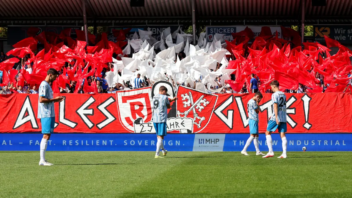 BAU // 05.09.2026, Deutschland, Stuttgart, Fussball, Regionalliga Südwest,
SV Stuttgarter Kickers vs. SG Barockstadt Fulda-Lehnerz, Choreografie (Kickers), Kickers Spieler enttäuscht