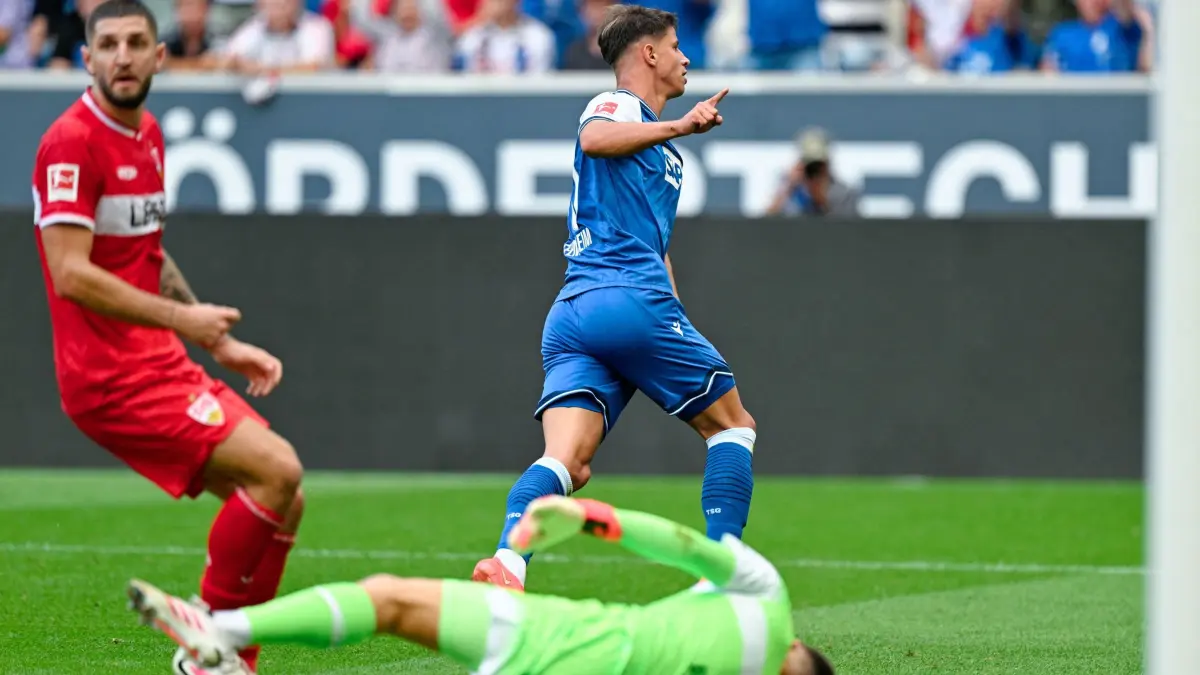 1899 Hoffenheim - VfB Stuttgart: 12.09.2026, Baden-Württemberg, Sinsheim: Fußball, Männer: Bundesliga, TSG 1899 Hoffenheim - VfB Stuttgart, 3. Spieltag, SNP Arena. Torschütze Adam Hložek (hinten r, TSG Hoffenheim) jubelt über sein Tor zum 2:1. Foto: Uwe Anspach/dpa - WICHTIGER HINWEIS: Gemäß den Vorgaben der Bundesliga bzw. des DFB Deutscher Fußball-Bund ist es untersagt, in dem Stadion und/oder vom Spiel angefertigte Fotoaufnahmen in Form von Sequenzbildern und/oder videoähnlichen Fotostrecken zu verwerten bzw. verwerten zu lassen. +++ dpa-Bildfunk +++