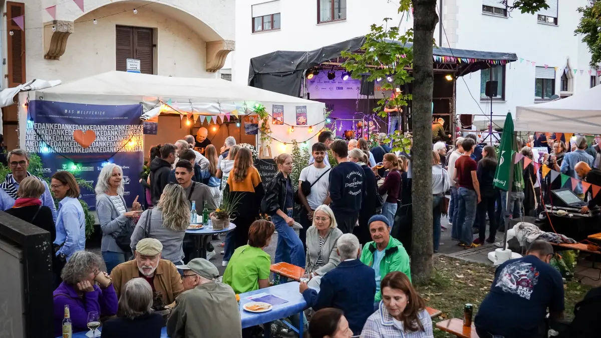 Das Helfferich Straßenfest findet erstmalig in Stuttgart statt, mit Essen, Trinken, Performances und Musik-Act.: Das Helfferich Straßenfest findet erstmalig in Stuttgart statt, mit Essen, Trinken, Performances und Musik-Act.