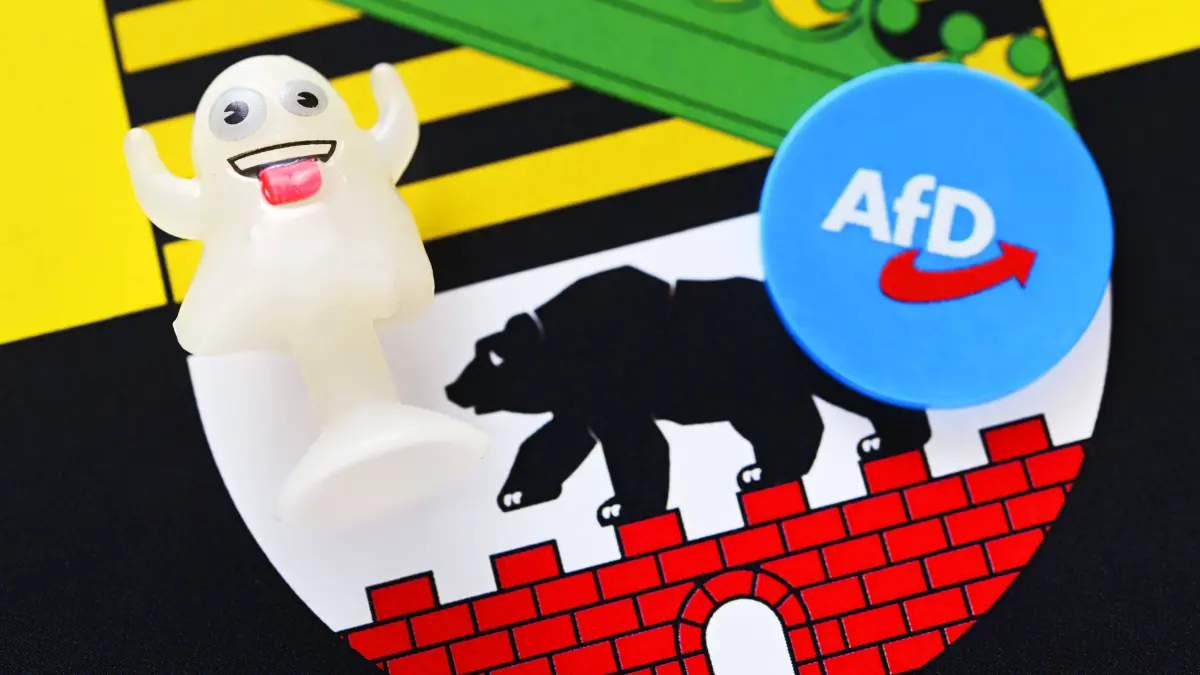 Anstecker der AfD auf dem Landeswappen von Sachsen-Anhalt mit einem Schreckgespenst (Symbolfoto).