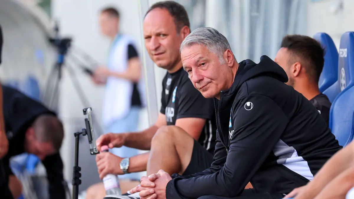 BAU // 05.09.2026, Deutschland, Stuttgart, Fussball, Regionalliga Südwest,
SV Stuttgarter Kickers vs. SG Barockstadt Fulda-Lehnerz, v.l. Kickers Trainer Holger Bachthaler, Sportdirektor Lutz Siebrecht