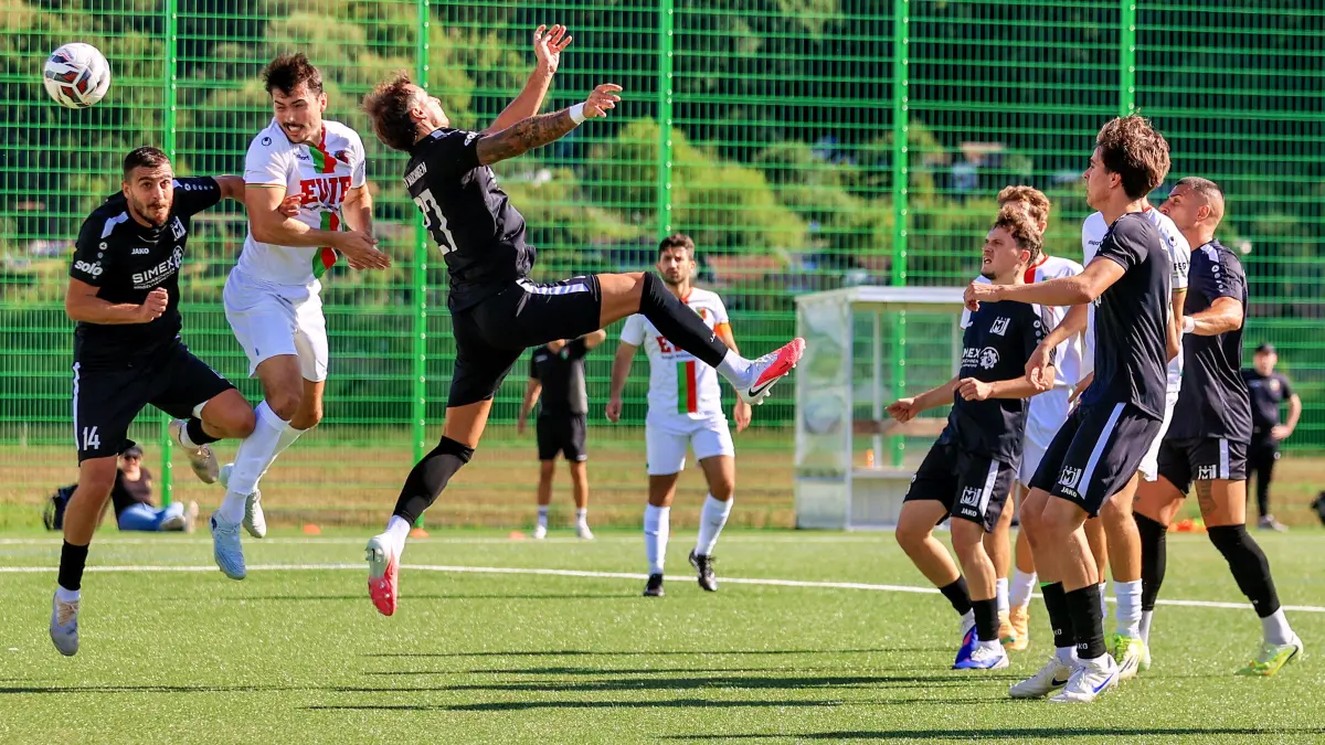 Felix Frenz (FC Esslingen, #23) mit einem Torabschluss nach Freistoß
FC Esslingen vs. GSV Maichingen, Fussball, Landesliga - Herren, 6. Spieltag, Spielzeit 2026/2027, 12.09.2026
Foto: Eibner-Pressefoto/Soeren Herweg