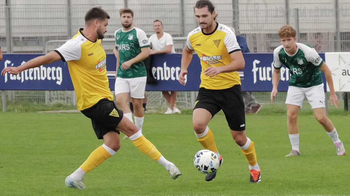 Fußball, Fussball, Landesliga, TV Echterdingen - TSV Köngen: Fußball, Fussball, Landesliga, TV Echterdingen - TSV Köngen
Nr.7 (E): Mihael Tomic - gelb/schwarz
Nr.27 (E): Fitor Redjepi - gelb/schwarz
Fotograf: Günter E. Bergmann - Photography
Aufnahmedatum: 13.09.2026