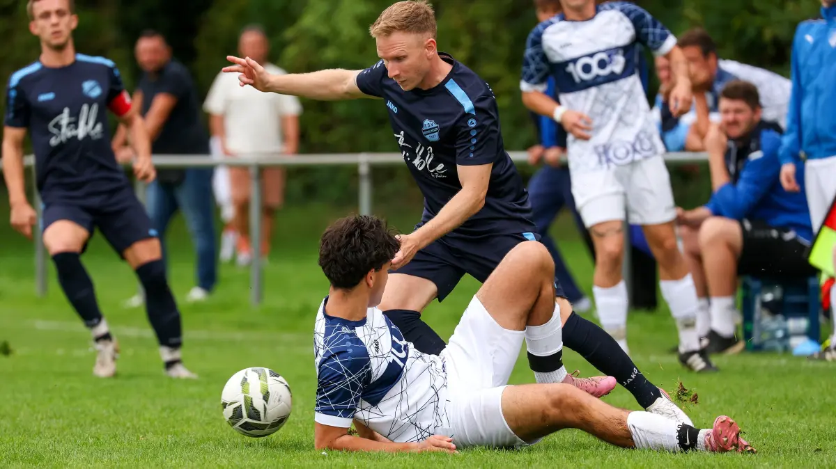 Fussball TSV Münchingen vs. TSV Merklingen: BAU // 13.09.2026, Deutschland, Münchingen, Fußball Bezirksliga Enz/Murr,
TSV Münchingen vs. TSV Merklingen, v.l. Julian Guha (Münchingen), Kai Dominik Woischinski (Merklingen)