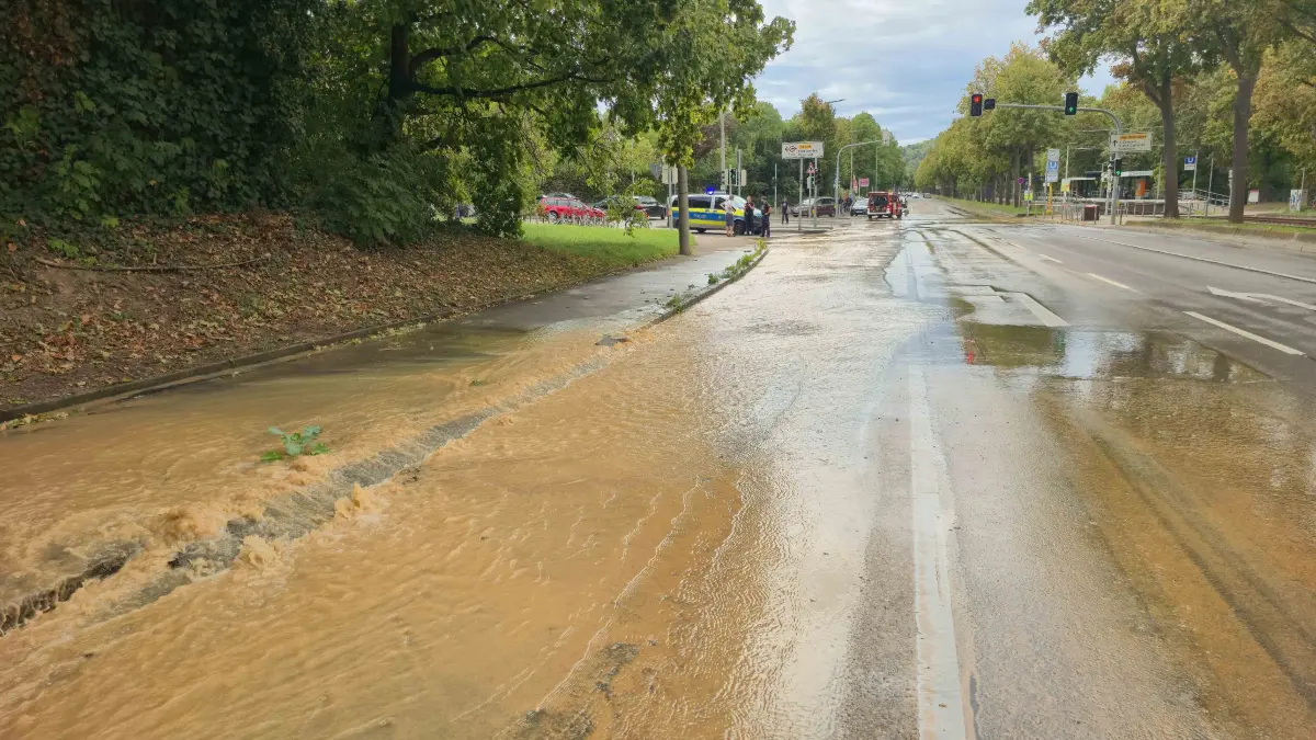 Am Sonntagmittag kam es in der Muehlhausener Strasse in Stuttgart-Muehlhausen zu einem groesseren Wasserrohrbruch. Gegen Mittag trat zunaechst Wasser auf die Fahrbahn aus und breitete sich im weiteren Verlauf zunehmend aus.<br />
<br />
Anfangs war lediglich eine Fahrbahnseite betroffen. Nach und nach trat jedoch so viel Wasser aus, dass auch die Gegenfahrbahn unter Wasser stand. Die Polizei sperrte daraufhin eine Fahrtrichtung und leitete den Verkehr oertlich um. <br />
Ebenfalls betroffen vom dem Wasserrohrbruch sine einige Haushalte. Wieviel aktuell ohne Wasserversorgung sind konnte man nicht sagen.<br />
<br />
Der zustaendige Notdienst der Netze BW Stuttgart wurde zur Einsatzstelle gerufen und kuemmerte sich um die Behebung des Wasserrohrbruchs. Die Arbeiten koennten nach ersten Einschaetzungen mehrere Stunden in Anspruch nehmen.<br />
<br />
Waehrend der Reparaturarbeiten muss mit Verkehrsbehinderungen im Bereich der Muehlhausener Strasse gerechnet werden. Die Polizei ist vor Ort und regelt den Verkehr.