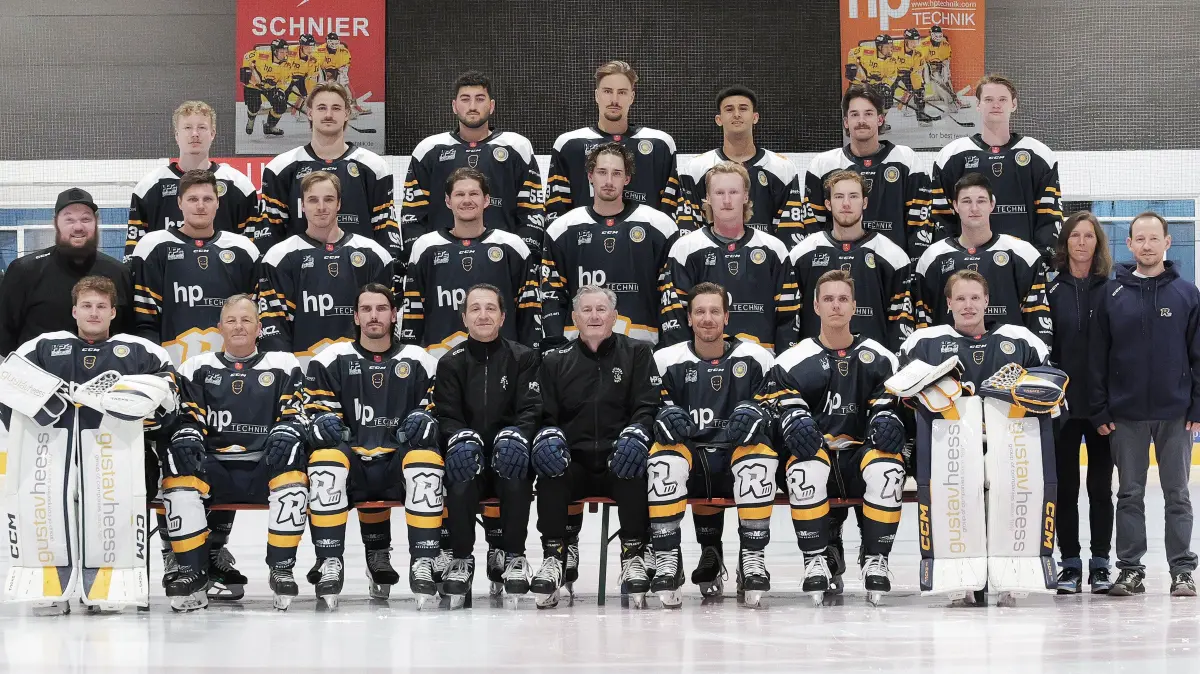 Eishockey, DEB Oberliga, Stuttgarter EC : Eishockey, Eiswelt Stuttgart, DEB Oberliga, Männer, Stuttgart Rebels, Stuttgarter EC, Mannschaftsfoto, Mannschaft, vlnr. unten: Daniel Allavena, Jannik Herm, Toni Ritter, Mark Milic, Tom Coolen, Matthew Pistilli, Vincent Schlenker, Nick Vieregge, mitte: Daniel Karbula, Jayden Schubert, Elvis Gorontzky-Slack, Owen Lalonde, Fabian Renner, Mach Stewart, David Kirchhoff, Reagan Poncelet, Kathrin Eickelpasch, Christian Eickelpasch, oben: Ben Holden, Calvin Fischer, Emre Yamak, Xaver Tippmann, Adam Zoweil, Kalvyn Watson, Daniel Pronin
Fotograf: Günter E. Bergmann - Photography
Aufnahmedatum: 12.09.2026