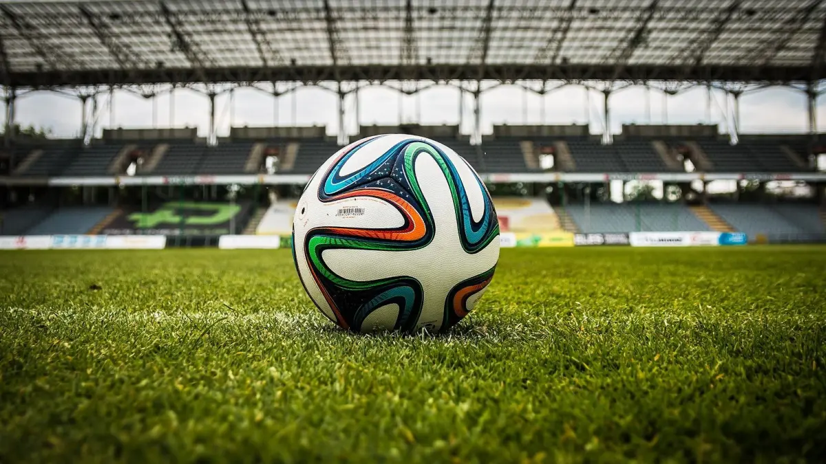 Der Ball rollt - und bringt teilweise erstaunliche Ergebnisse.