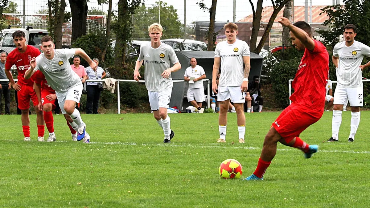 Fußball, Landesliga, TV Oeffingen gegen TSV Crailsheim, Haris Gudzevic, Torschütze zum 1:0 (beim Elfmeter)