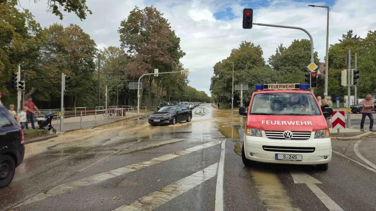 Am Sonntagmittag kam es in der Muehlhausener Strasse in Stuttgart-Muehlhausen zu einem groesseren Wasserrohrbruch. Gegen Mittag trat zunaechst Wasser auf die Fahrbahn aus und breitete sich im weiteren Verlauf zunehmend aus.<br />
<br />
Anfangs war lediglich eine Fahrbahnseite betroffen. Nach und nach trat jedoch so viel Wasser aus, dass auch die Gegenfahrbahn unter Wasser stand. Die Polizei sperrte daraufhin eine Fahrtrichtung und leitete den Verkehr oertlich um. <br />
Ebenfalls betroffen vom dem Wasserrohrbruch sine einige Haushalte. Wieviel aktuell ohne Wasserversorgung sind konnte man nicht sagen.<br />
<br />
Der zustaendige Notdienst der Netze BW Stuttgart wurde zur Einsatzstelle gerufen und kuemmerte sich um die Behebung des Wasserrohrbruchs. Die Arbeiten koennten nach ersten Einschaetzungen mehrere Stunden in Anspruch nehmen.<br />
<br />
Waehrend der Reparaturarbeiten muss mit Verkehrsbehinderungen im Bereich der Muehlhausener Strasse gerechnet werden. Die Polizei ist vor Ort und regelt den Verkehr.