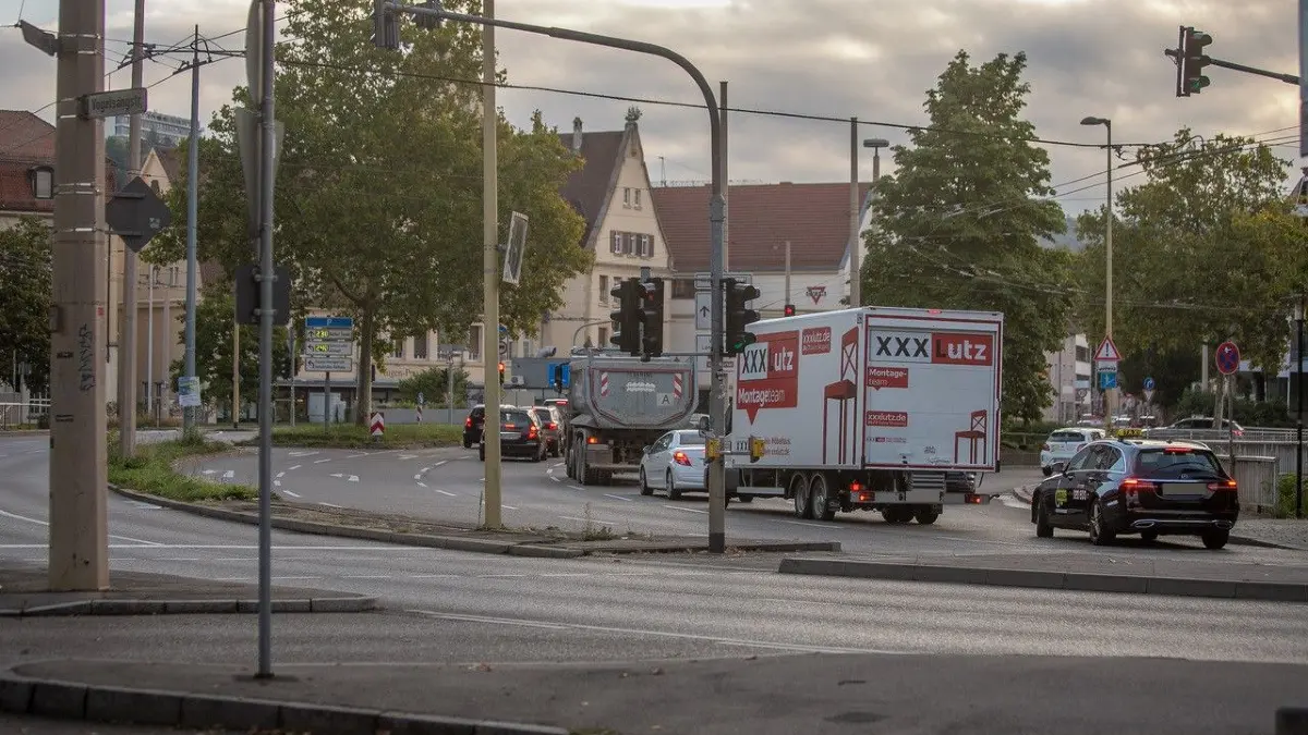 Fließt der Verkehr auch in den kommenden Tagen an der Maillekreuzung? Die Stadt Esslingen will das im Auge behalten und kündigt Verkehrsmessungen an.