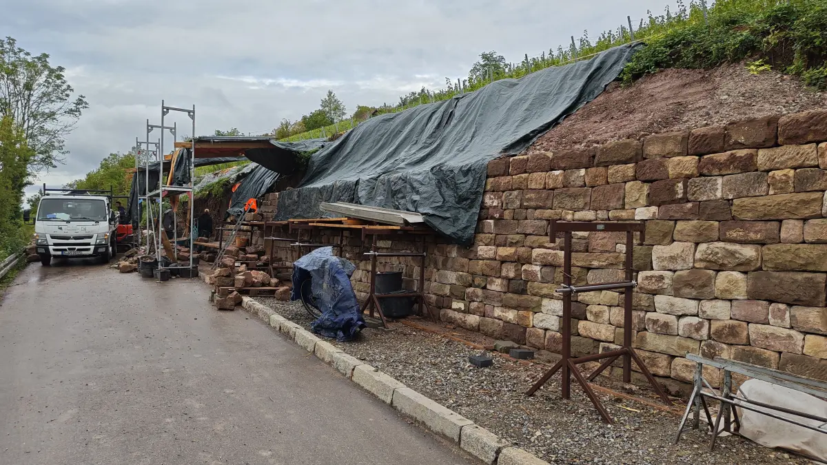 Der untere Bereich der Trockenmauer ist fertiggestellt. Stück für Stück arbeiten sich die Garten- und Landschaftsbauer am Speidelweg nach oben.