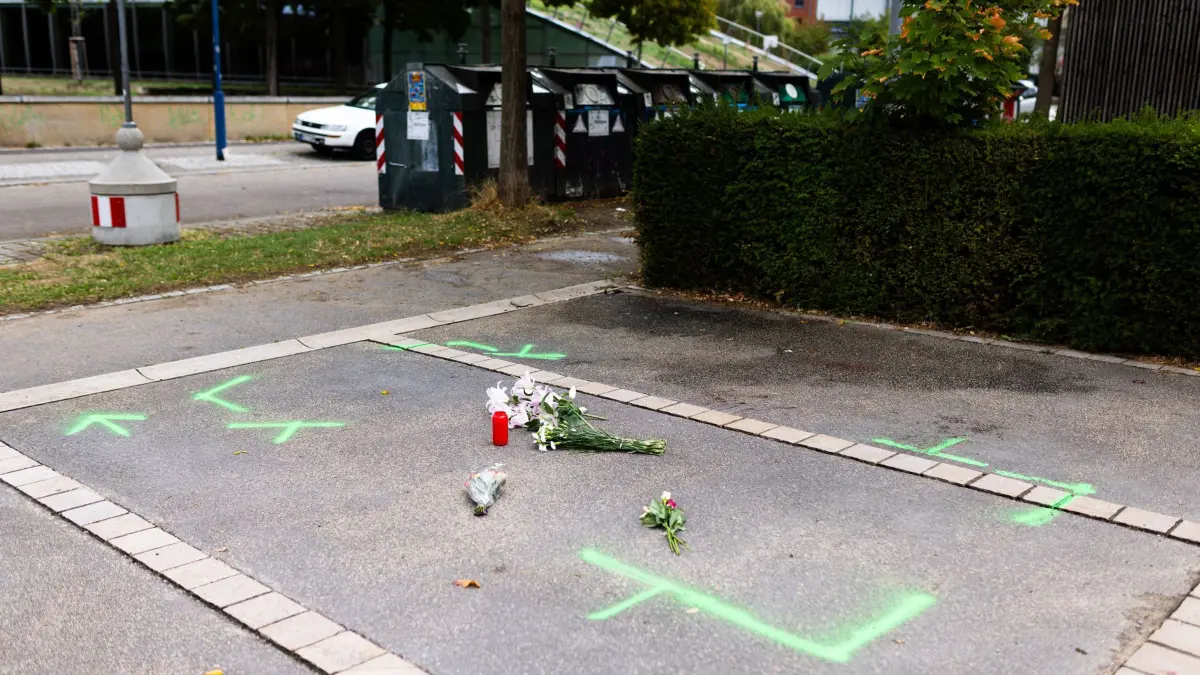 74-Jähriger stirbt nach Messerangriff in Freiburg: ARCHIV - 09.09.2026, Baden-Württemberg, Freiburg im Breisgau: Blumen liegen an einem Tatort im Freiburger Stadtteil Rieselfeld. Ein 74 Jahre alter Mann ist nach einem Messerangriff am Vorabend in Freiburg in Baden-Württemberg gestorben. Der mutmaßliche Täter sei festgenommen worden, sagte ein Polizeisprecher. Bereits am Sonntag war es in Freiburg zu einem Messerangriff auf einen 29 Jahre alten Mann gekommen, der dabei schwer verletzt wurde. Der Täter wurde nicht gefasst. Die Polizei prüft einen möglichen Zusammenhang zwischen den beiden Angriffen. (zu dpa: «Messerangreifer und Todesopfer kannten sich nicht») Foto: Philipp von Ditfurth/dpa +++ dpa-Bildfunk +++