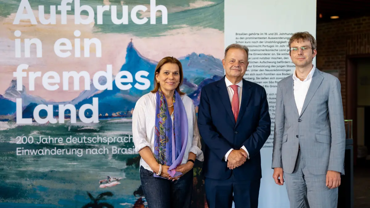 Hauptstaatsarchiv - Aufbruch in ein fremdes Land: 14.09.2026, Stuttgart: Neue Ausstellung im Hauptstaatsarchiv „Aufbruch in ein fremdes Land - 200 Jahre deutschsprachige Einwanderung nach Brasilien“ Gruppenbild mit Prof. Dr. Karen Macknow Lisboa (l-r), dem brasilianischen Botschafter Rodrigo de Lima Baena Soares und Kurator Stefan Holz. Foto: Lichtgut/Christoph Schmidt