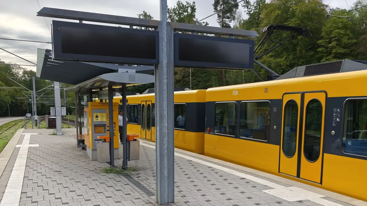 An Stadtbahn-Haltestellen wie hier an der Ruhbank waren am Montagvormittag die Anzeigen ausgefallen.