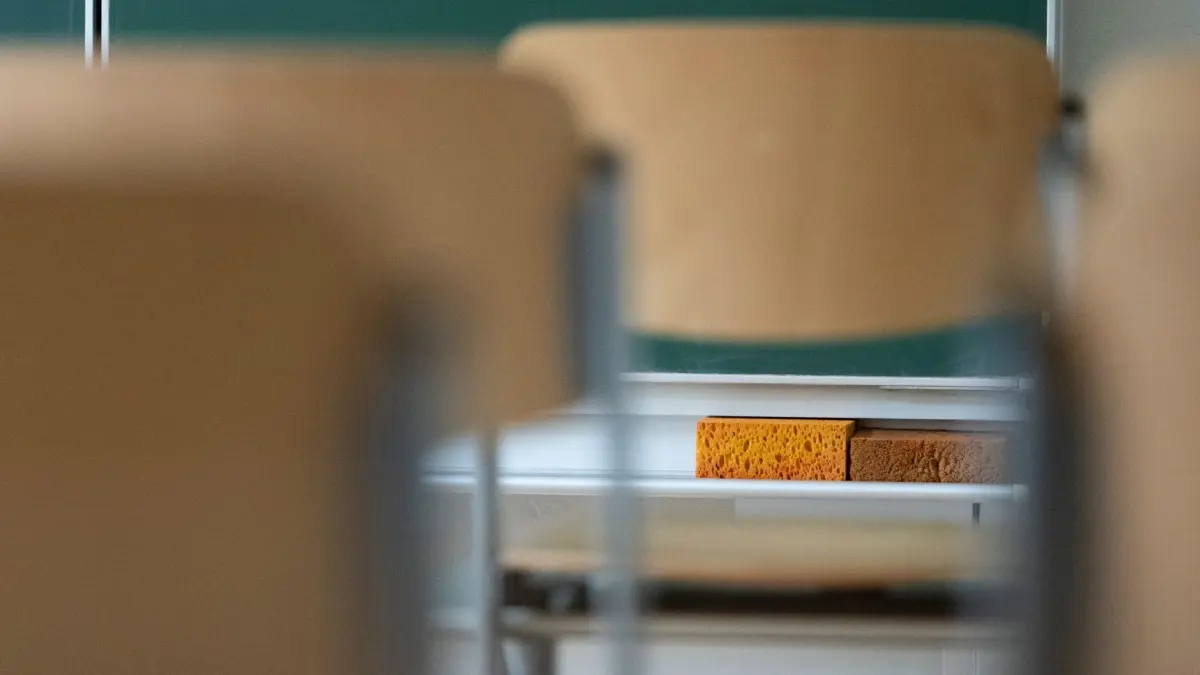 Klassenzimmer: ARCHIV - 10.09.2025, Baden-Württemberg, Eßlingen: Stühle und eine Tafel sind in einem Schulraum des Mörike-Gymnasiums zu sehen. (zu dpa: «Neue Regeln, alte Probleme: Das ist zum Schulstart wichtig») Foto: Marijan Murat/dpa +++ dpa-Bildfunk +++