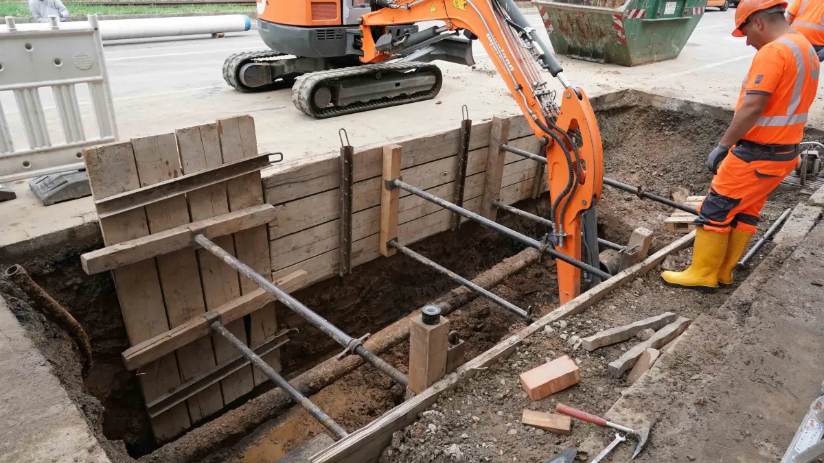 Stuttgart Hofen nach dem Wasserrohrbruch in der Muehlhaeuserstrasse bleibt die Strasse voll gesperrt, der Verkehr wird durch Hofen umgeleidet, die Polizei ist Morgens da das LKW Sattelzuege nicht durch Ortskern Fahren das es jetzt jetzt eng zu geht und Chaos gibt. LKW Sollen ueber Neuegreut und nach Hegnach Remseck umfahren. Akuell wurde das kapuute Rohe ausgebaut. Foto Andreas Rosar Fotoagentur-Stuttgart 14.09.2026