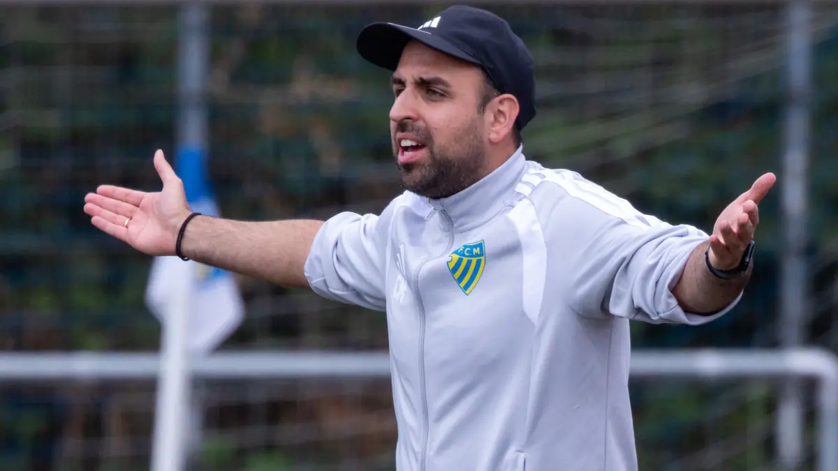 Fußball TV Aldingen (blau) - FC Marbach (weiß), Trainer ChristosMakrigiannis Foto: Andreas Essig