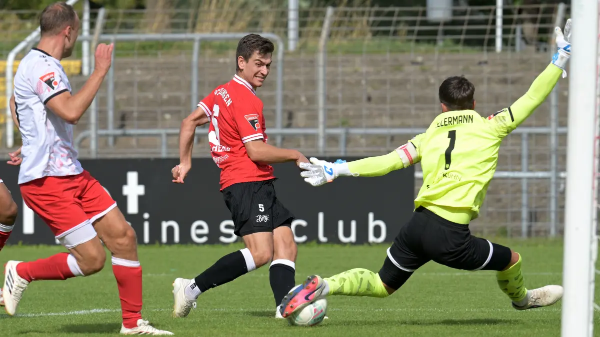 Fussball OL | SSV Reutlingen (rot) vs. 1. FC Normannia Gmuend (weiss) // 2026-08-29 // TW #1 Yannick Ellermann (1. FC Norm. Gmuend) pariert den Schuss von #5 Yannick Toth (SSV Reutlingen) / #15 Tobias Roessler (1. FC Norm. Gmuend), li
Foto:Eibner-Pressefoto/Jo Baur