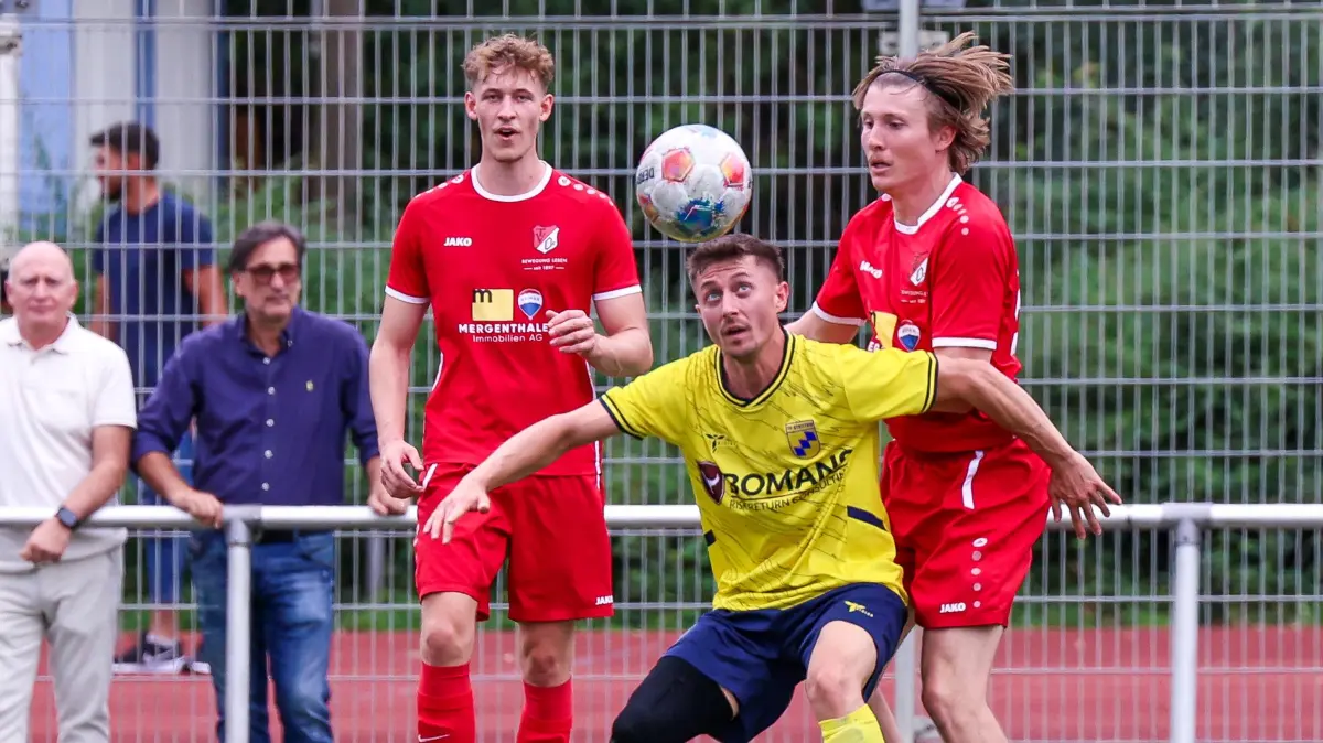 Fussball TV Stetten i.R.-TV Oeffingen II vorn: Alexander Schetter (TV Stetten), dahinter Elias Lehmann