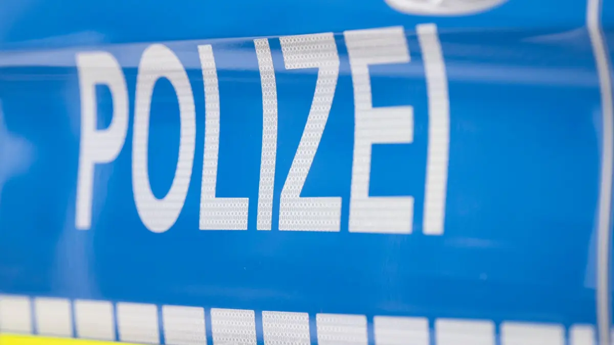 Symbolbild Polizei: ARCHIV - 25.08.2023, Hessen, Offenbach/M.: Der Schriftzug «Polizei» ist auf einem Streifenwagen zu lesen. (zu dpa: «Tödlicher Unfall: Auto und Lkw stoßen frontal zusammen») Foto: Boris Roessler/dpa +++ dpa-Bildfunk +++