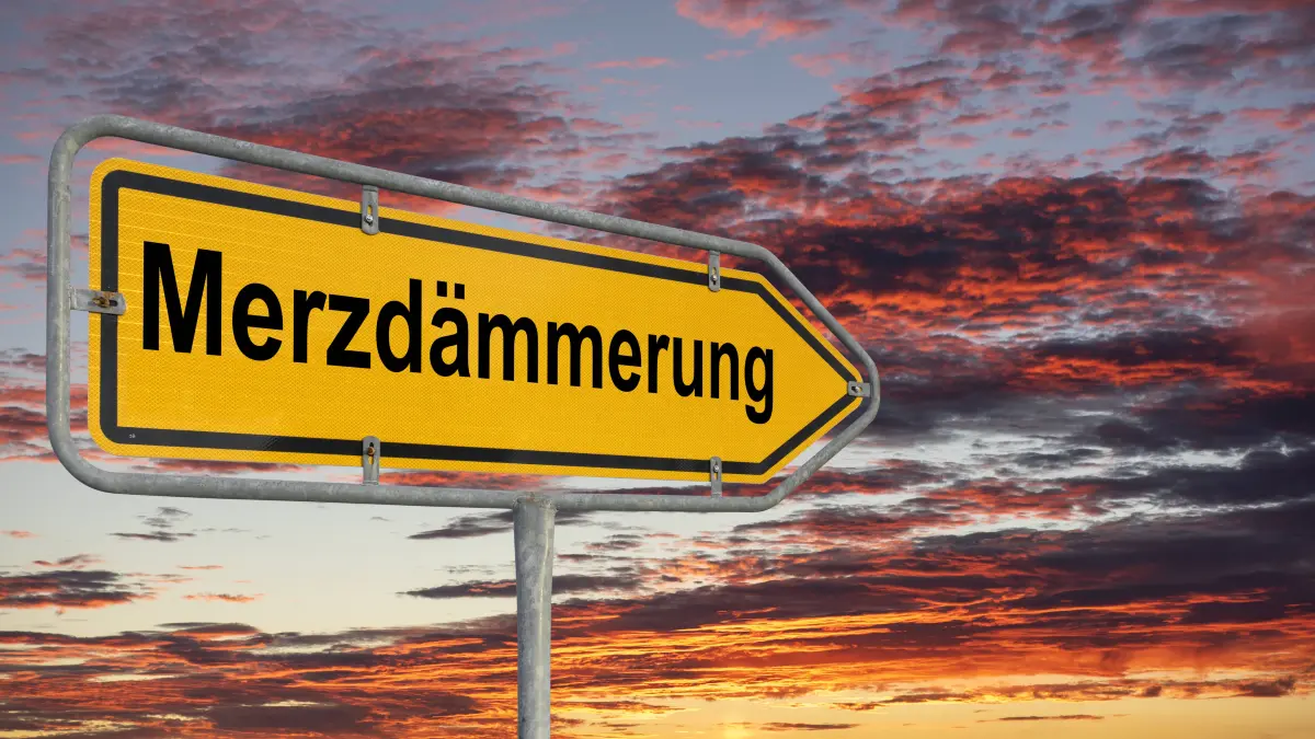 Ein Wegweiser ist beschriftet mit dem Aufdruck Merzdämmerung , als Symbolbild für die Unzufriedenheit mit dem Ansehen und der Politik von Bundeskanzler Merz (Fotomontage).