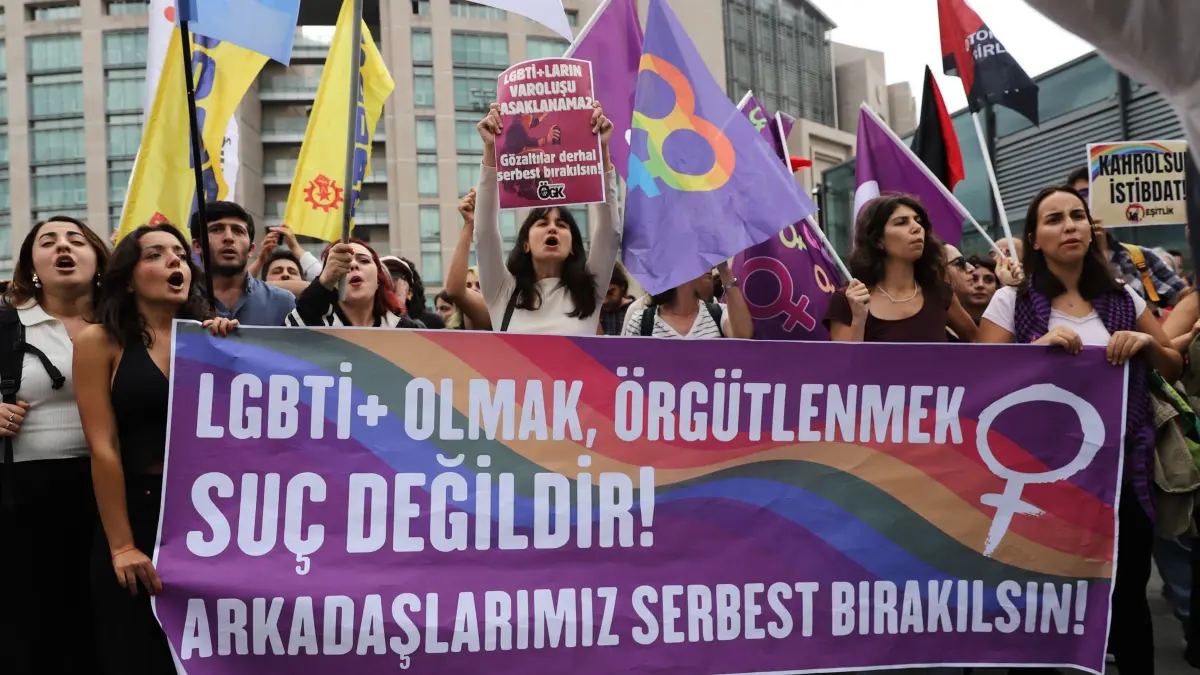 LGBTQ+ Proteste in Instanbul: 15.09.2026, Türkei, Istanbul: Unterstützer der LGBTQ+-Rechte halten Banner und Fahnen vor dem Gerichtsgebäude Çağlayan. Bei der Kundgebung wurden nach landesweiten Razzien am Wochenende zahlreiche Personen festgenommen, darunter auch Journalisten und Anwälte, wie die oppositionelle Zeitung «Cumhuriyet» berichtete. Foto: Dilara Acikgoz/AP/dpa +++ dpa-Bildfunk +++