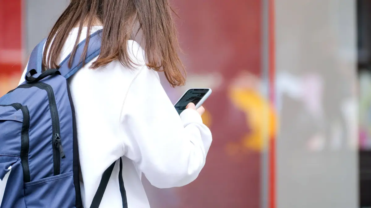 Düsseldorf 24.07.2024 Smartphone Handy Handyversicherung Diebstahl Smombie Smombies Handyklau Handydiebstahl Strassenraub Kriminalität Handysucht Smartphonesucht Internetsucht Verfügbarkeit Freizeit digital natives Digitalisierung junge Frau Mädchen Jugendliche Düsseldorf Nordrhein-Westfalen Deutschland *** Düsseldorf 24 07 2024 smartphone cell phone cell phone insurance theft smombie smombies cell phone theft street robbery crime cell phone addiction smartphone addiction internet addiction availability leisure time digital natives digitalization young woman girl teenagers Düsseldorf North Rhine-Westphalia Germany