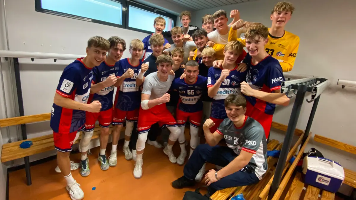 So sehen Saisonauftaktsieger aus: Die B-Jugendhandballer der JANO jubeln nach dem Erfolg gegen München-Allach.
