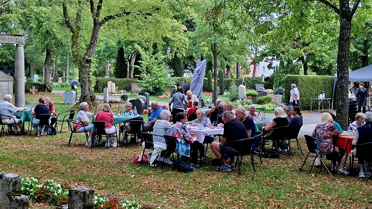 Seit Mai bauen auf dem Alten Friedhof in Böblingen jeden Donnerstagnachmittag Ehrenamtliche Tische und Stühle auf, kochen Kaffee, backen Kuchen und bedienen die Gäste. Das Angebot ist kostenlos.