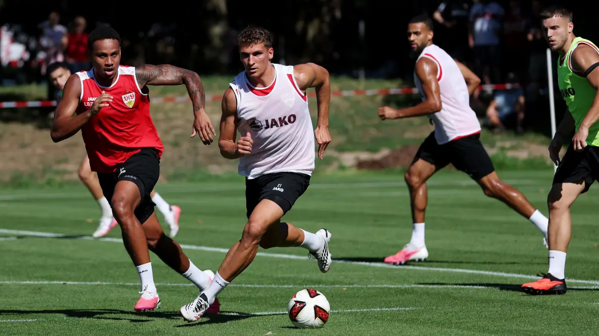 VfB Stuttgart Training: BAU // 2026.09.15, Deutschland, Stuttgart, Fußball VfB Stuttgart Training, v.l. Nikolas Nartey, Grischa Prömel, Josha Vagnoman, Ermedin Demirovic