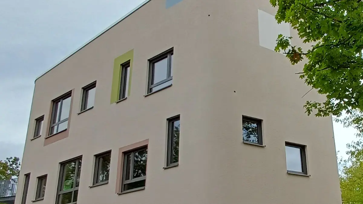 Das Unterstufengebäude der Vaihinger Waldorfschule mit zwei Spechtlöchern.