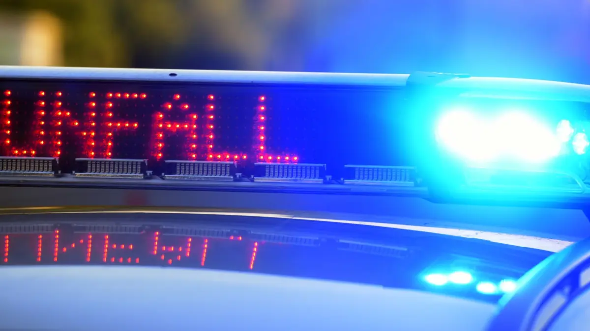 Symbolbild - Polizei sichert Unfallstelle: ARCHIV - 12.06.2017, Bayern, Günzburg: Auf einem Polizeifahrzeug warnt eine Leuchtschrift vor einer Unfallstelle. (zu dpa: «Im Auto verbrannt - Mann stirbt auf B2 in Mittelfranken») Foto: Stefan Puchner/dpa +++ dpa-Bildfunk +++