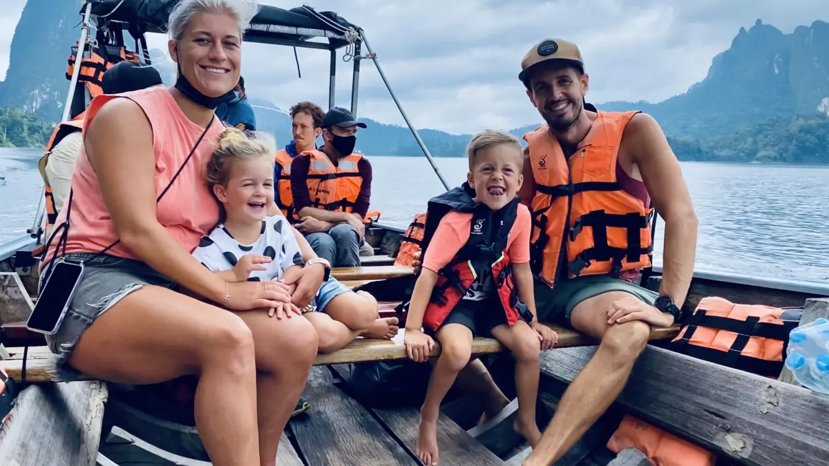 Die Eltern mit Benno und Edda. Die Kinder besuchen eine internationale Schule, in der Freizeit spielen sie Fußball in Vereinen, lieben es, am Strand zu toben oder mit Inline-Skates über die Promenade zu sausen. „Alle unsere Sorgen waren unbegründet. Beide haben sofort Anschluss gefunden“, sagt Steffi Götz.
