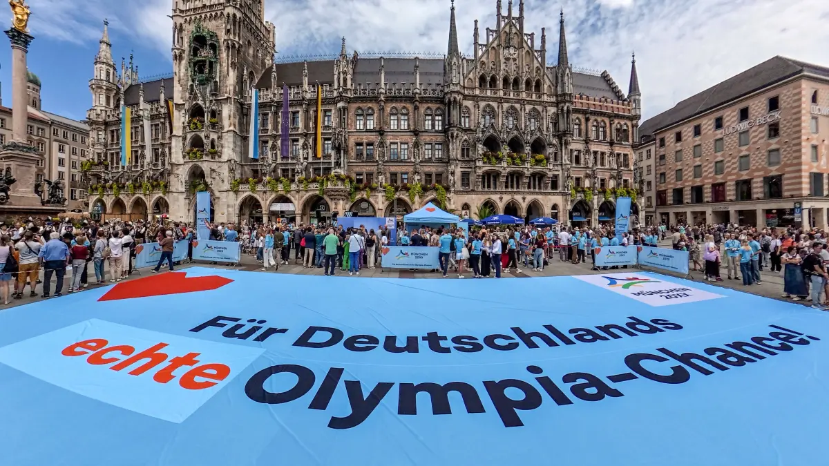 Für Deutschlaands echte Olympia-Chance Münchner Olympia-Bewerbung mit Riesen-Banner, Marienplatz, München, 26. August 2026 Deutschland, München, 26. August 2026, Für Deutschlaands echte Olympia-Chance Münchner Olympia-Bewerbung mit 20 x 10 Mweter großem Banner, Marienplatz, Panorama, Countdown zur Entscheidung des Deutschen Olympischen Sportbunds, in genau einem Monat, Bayern *** For Germany s Real Chance at the Olympics: Munich s Olympic Bid with a Giant Banner, Marienplatz, Munich, August 26, 2026 Germany, Munich, August 26, 2026, For Germanys Real Chance at the Olympics: Munichs Olympic Bid with a 20 x 10-meter Banner, Marienplatz, Panorama, Countdown to the German Olympic Sports Confederations decision, exactly one month fro