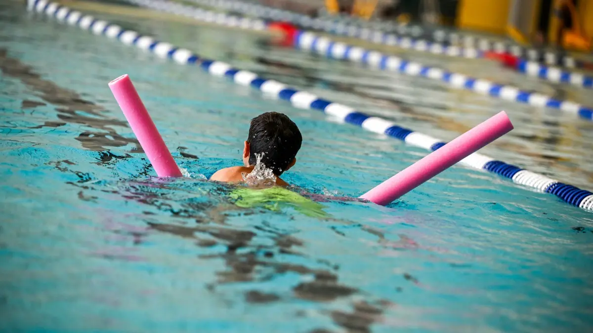 Schwimm-Unterricht: ARCHIV - 15.08.2023, Berlin: Ein Schüler nimmt an einem Schwimm-Intensivkurs vom Landessportbund Berlin und der Sportjugend Berlin im Kombibad Gropiusstadt teil. (zu dpa: «Schwimmunterricht ohne Rettungsfähigkeit? Land lässt prüfen») Foto: Jens Kalaene/dpa +++ dpa-Bildfunk +++