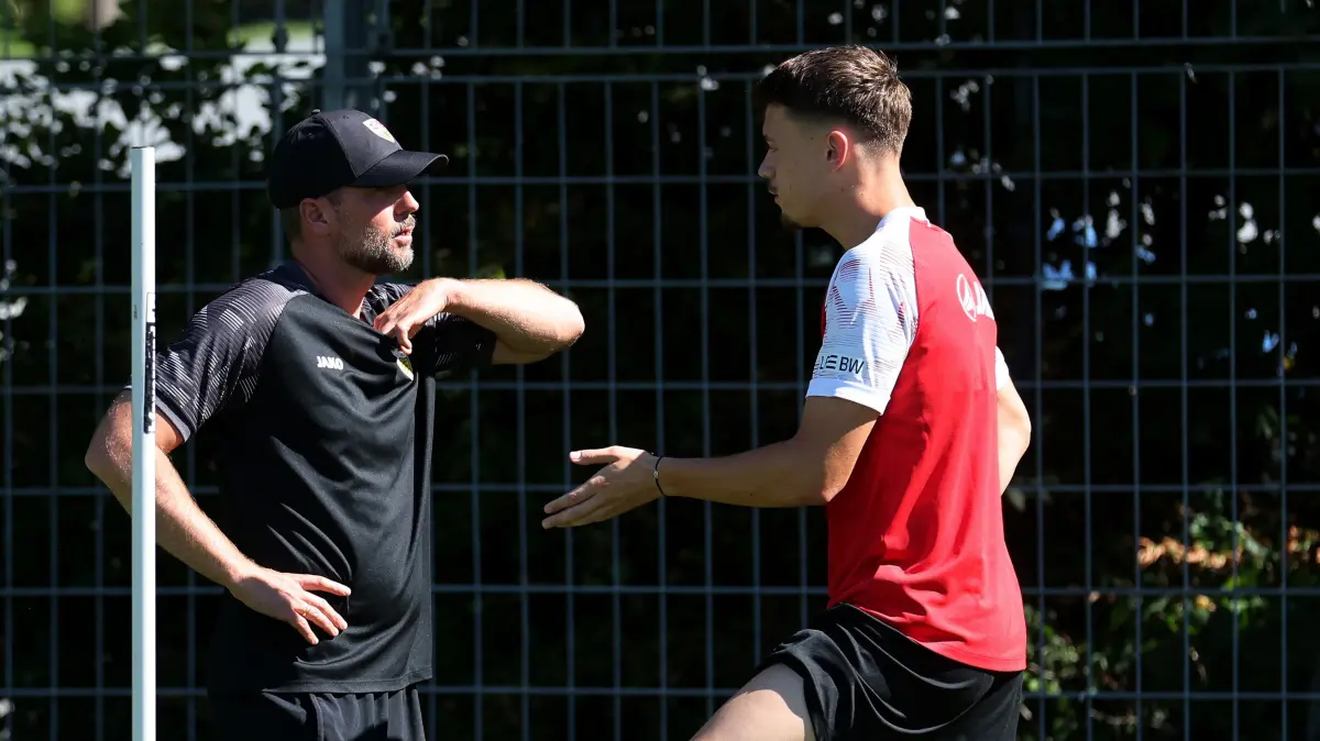 VfB Stuttgart Training: BAU // 2026.09.15, Deutschland, Stuttgart, Fußball VfB Stuttgart Training, v.l. Trainer Sebastian Hoeneß, Dzenan Pejcinovic (VfB)