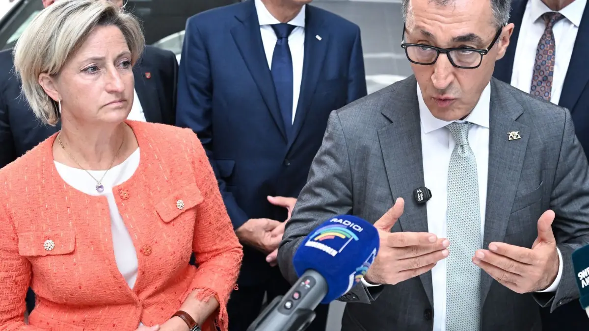Ministerpräsident Özdemir besucht Audi-Werk in Neckarsulm: 15.09.2026, Baden-Württemberg, Neckarsulm: Cem Özdemir (2.v.r, Ministerpräsident von Baden-Württemberg, Bündnis 90/Die Grünen) und Nicole Hoffmeister-Kraut (l, CDU), Wirtschaftsministerin von Baden-Württemberg geben bei einem Besuch bei Audi in Neckarsulm ein Statement ab. In der zweiten Reihe stehen Harry Mergel (l), Oberbürgermeister von Heilbronn, und der Bürgermeister von Neckarsulm, Steffen Hertwig (r). Foto: Bernd Weißbrod/dpa +++ dpa-Bildfunk +++